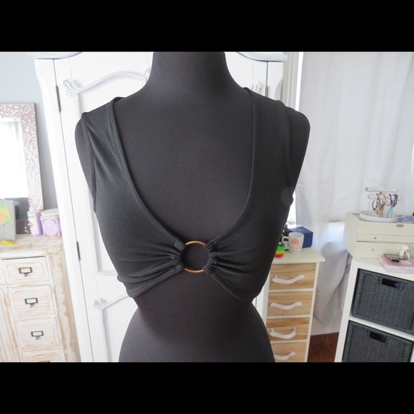 Crop top with ring loop in middle - Picture 2 of 3